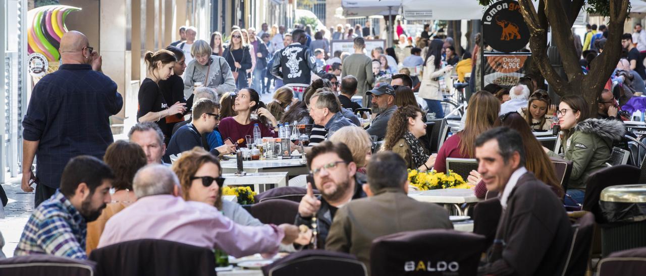 Terrazas en una zona de bares de València.