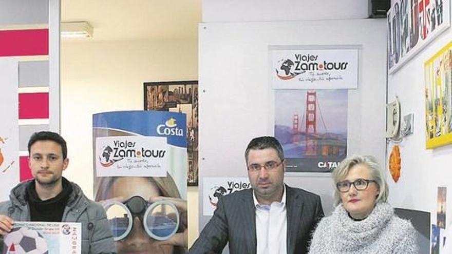 Representantes del Zamora CF y Viajes Zamotours posan con el cartel del partido y los obsequios a sortear.