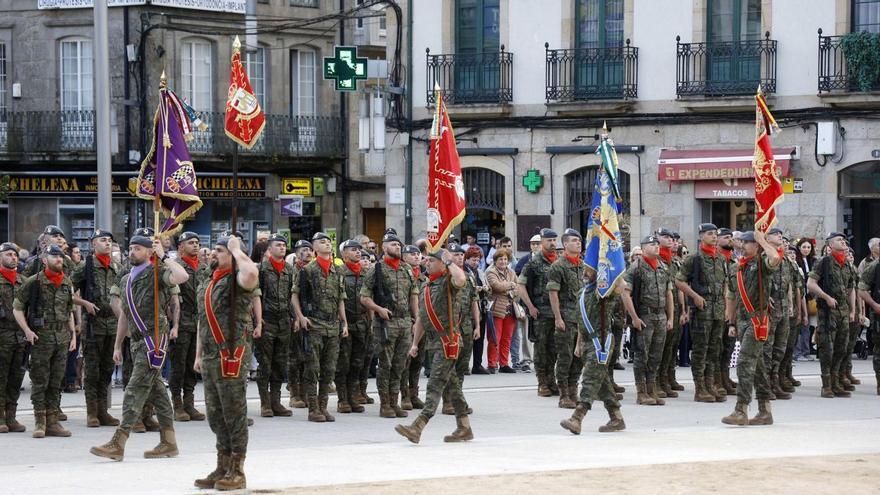Soldados formando en la Plaza de España.