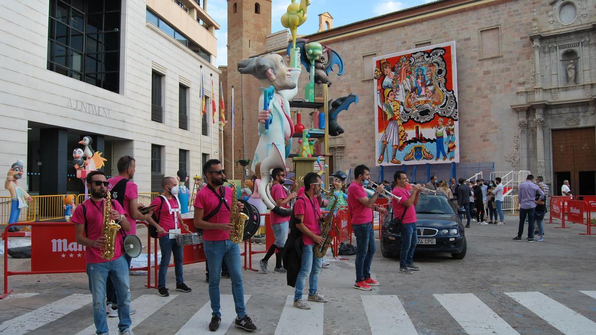 Una charanga ha animado la puesta a punto de los monumentos.