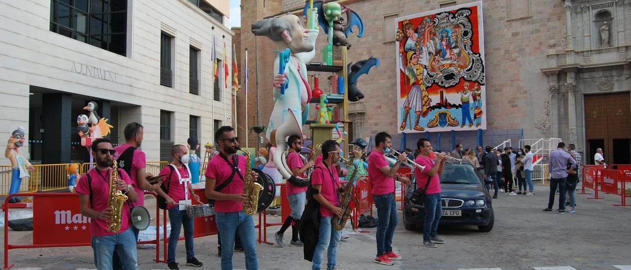 La música y la fiesta no han faltado en la 'plantà' de las fallas de Burriana