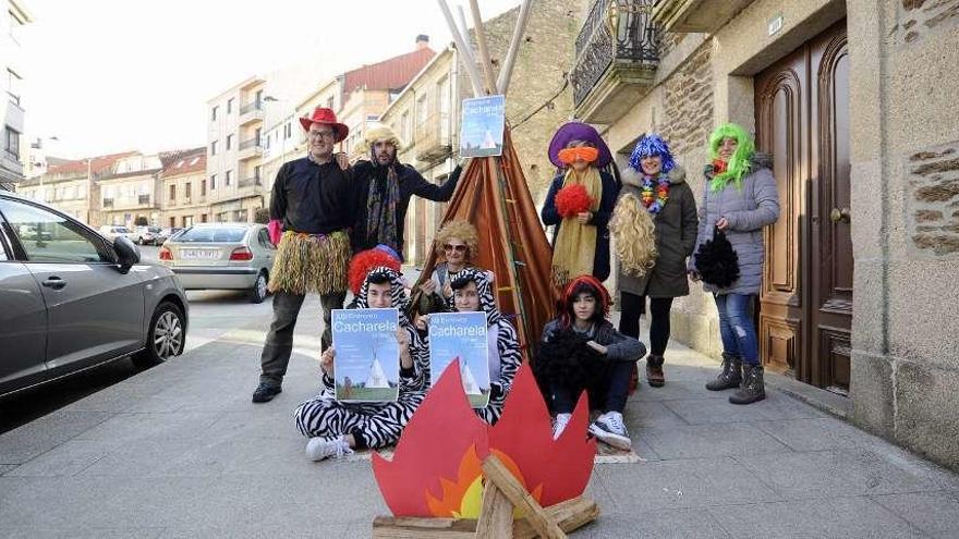 Vecinos del barrio de A Cacharela, ayer, disfrazados durante la presentación. // Bernabé/Javier Lalín