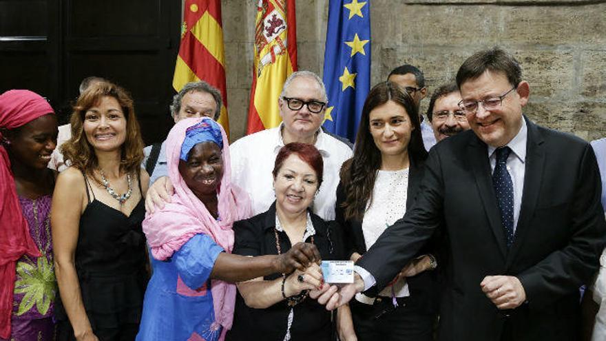 Imagen de archivo de Ximo Puig y Carmen Montón junto a algunos de los primeros inmigrantes que recuperaron su tarjeta