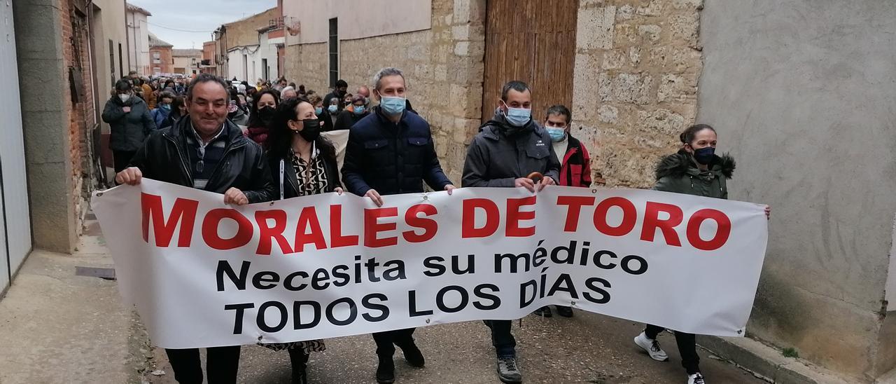 Luis Segovia, primero por la izquierda, en una manifestación por la sanidad en Morales