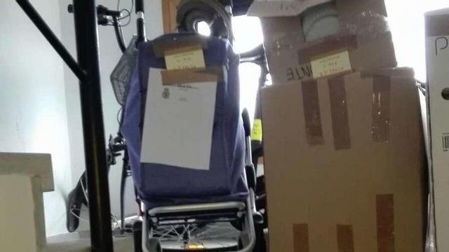 Las piezas de convicción se amontonan en escaleras y pasillos. // Alternativas na Xustiza