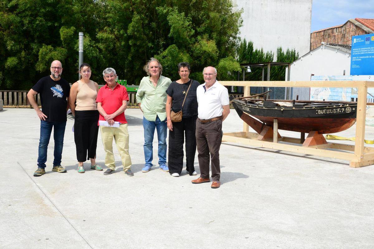 De izquierda a derecha: Fernando Miranda, Carmen García, Francisco Rodríguez, Xaime Toxo, Loli Docampo y Arturo Sánchez Cidras, este miércoles con un barco tradicional, el «Xouba», detrás. |  G.Núñez