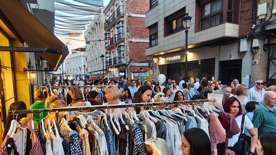 Más de 200 establecimientos se suman a la Noche Mágica de Lucena con promociones únicas, descuentos especiales, música y pasacalles