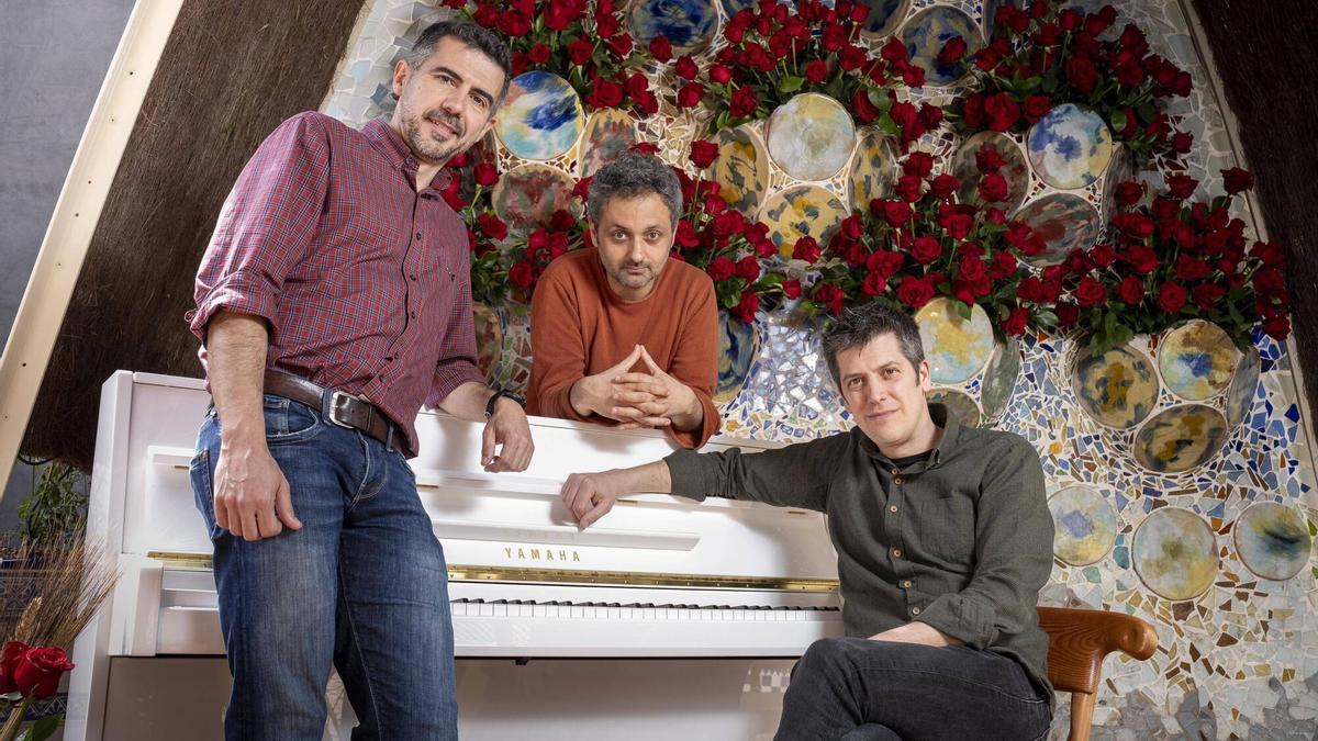 Els Amics de les Arts posan en un set montado por su discográfica en la Casa Batlló, en Barcelona el pasado 10 de abril.