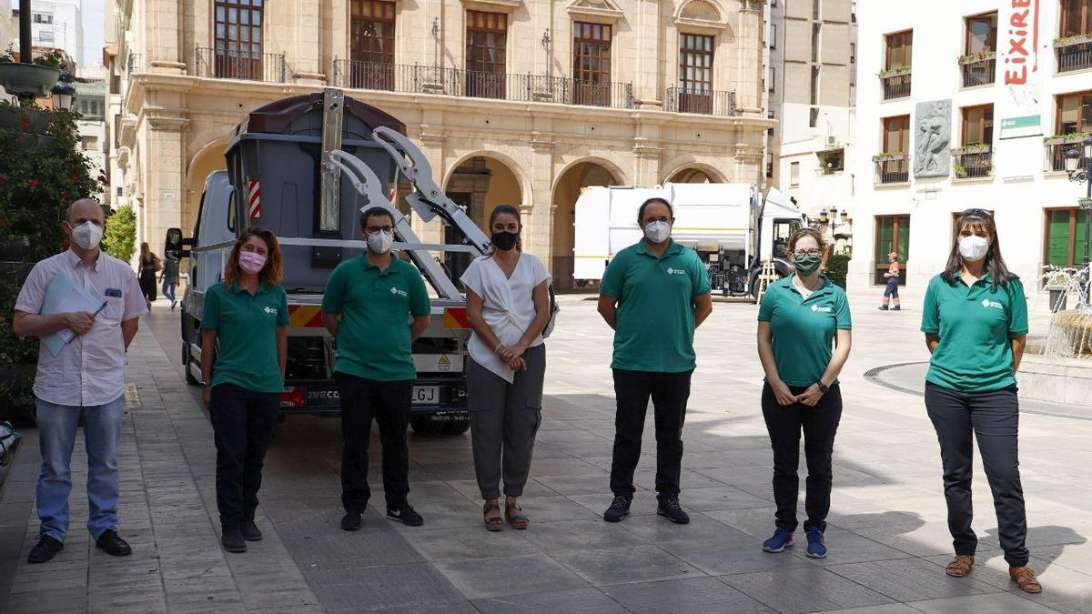 La consellera, Mireia Molla, junto a los educadores ambientales.