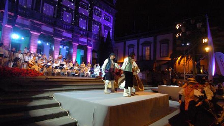 Los Gofiones, ante las Casas Consistoriales, anoche en el tradicional concierto navideño en Santa Ana, junto al cuerpo de baile de la Agrupación Entre Amigos. i MARRERO