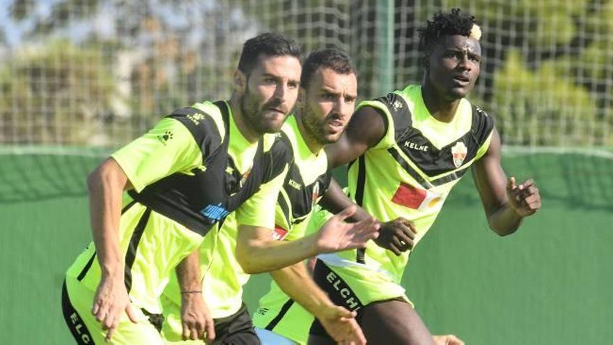 Benja, Gonzalo Verdú y Sory Kaba buscan rematar un balón en el transcurso del último entrenamiento de ayer.