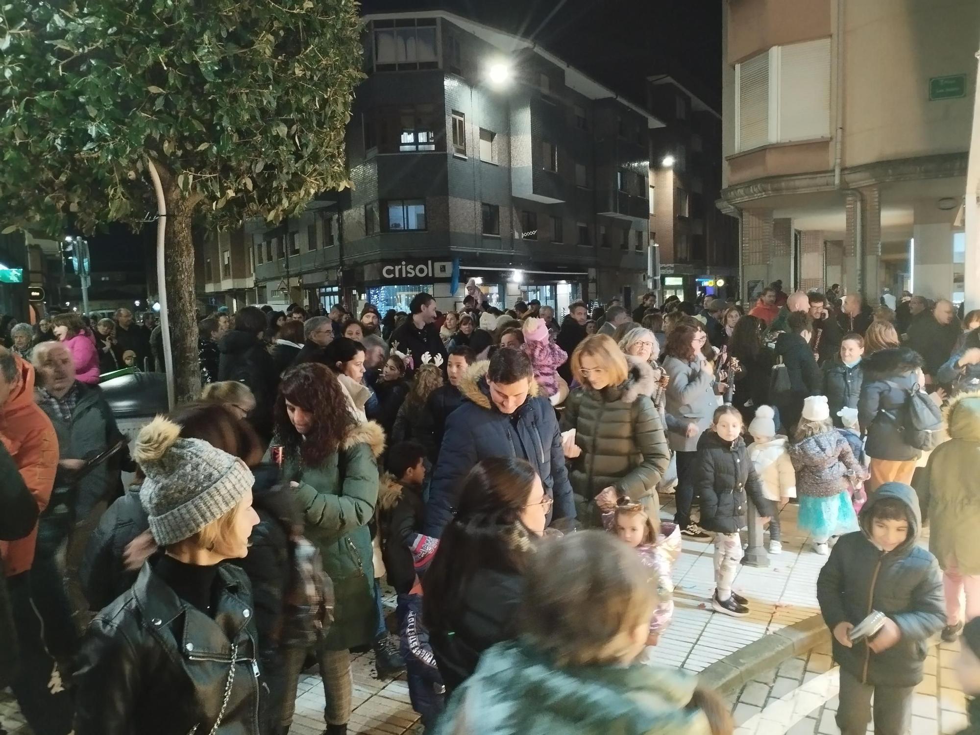 El divertido encendido del alumbrado navideño en Llanera, en imágenes