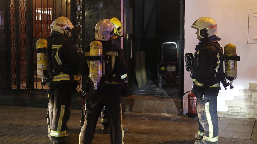 Desalojado un bloque y una mujer de 75 años es trasladada al hospital en un incendio en la plaza de Andalucía