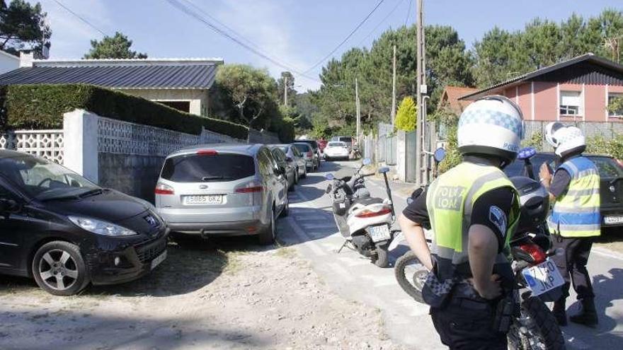 Policías Locales en la zona rural de Cangas. // S.A.