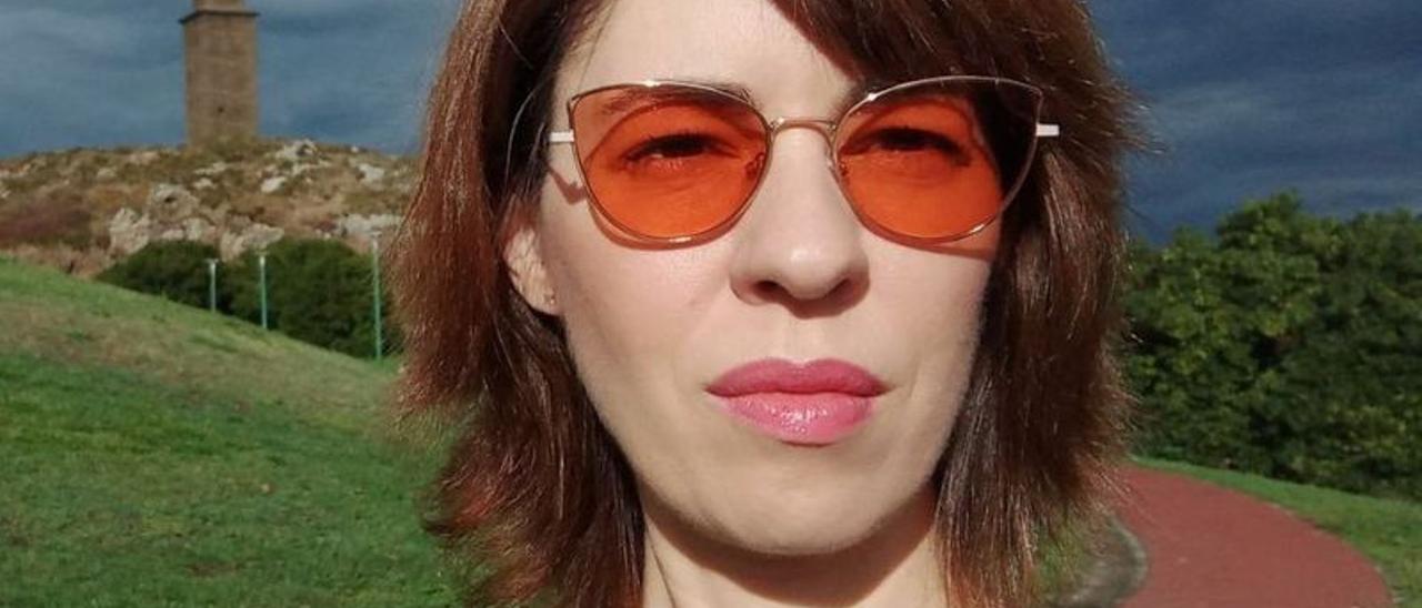 Marta Vega, con gafas especiales para atenuar la luz, en A Coruña.