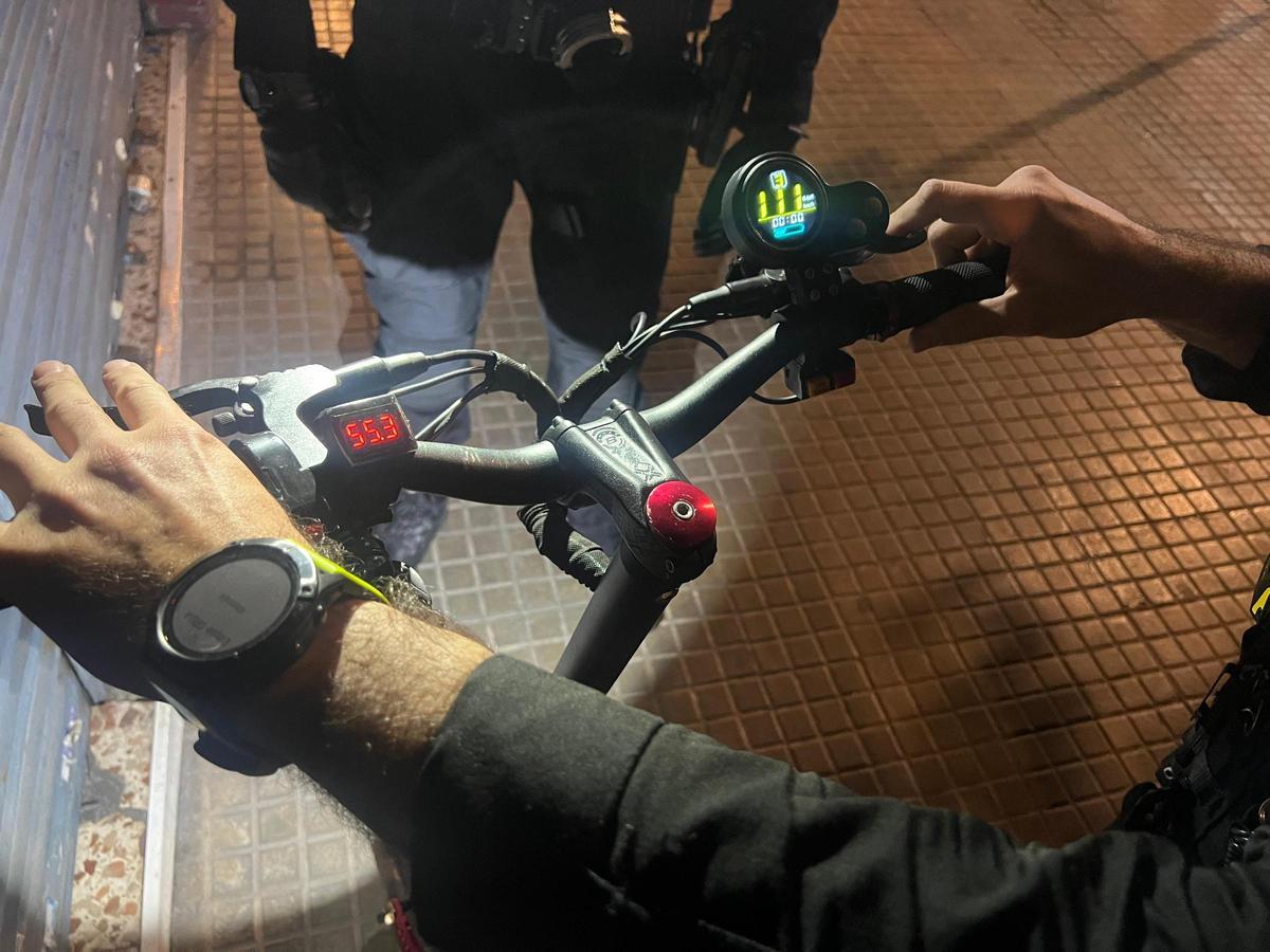 La Policía Local de Santa Coloma comprueba la velocidad punta que el patinete inmovilizado podía alcanzar