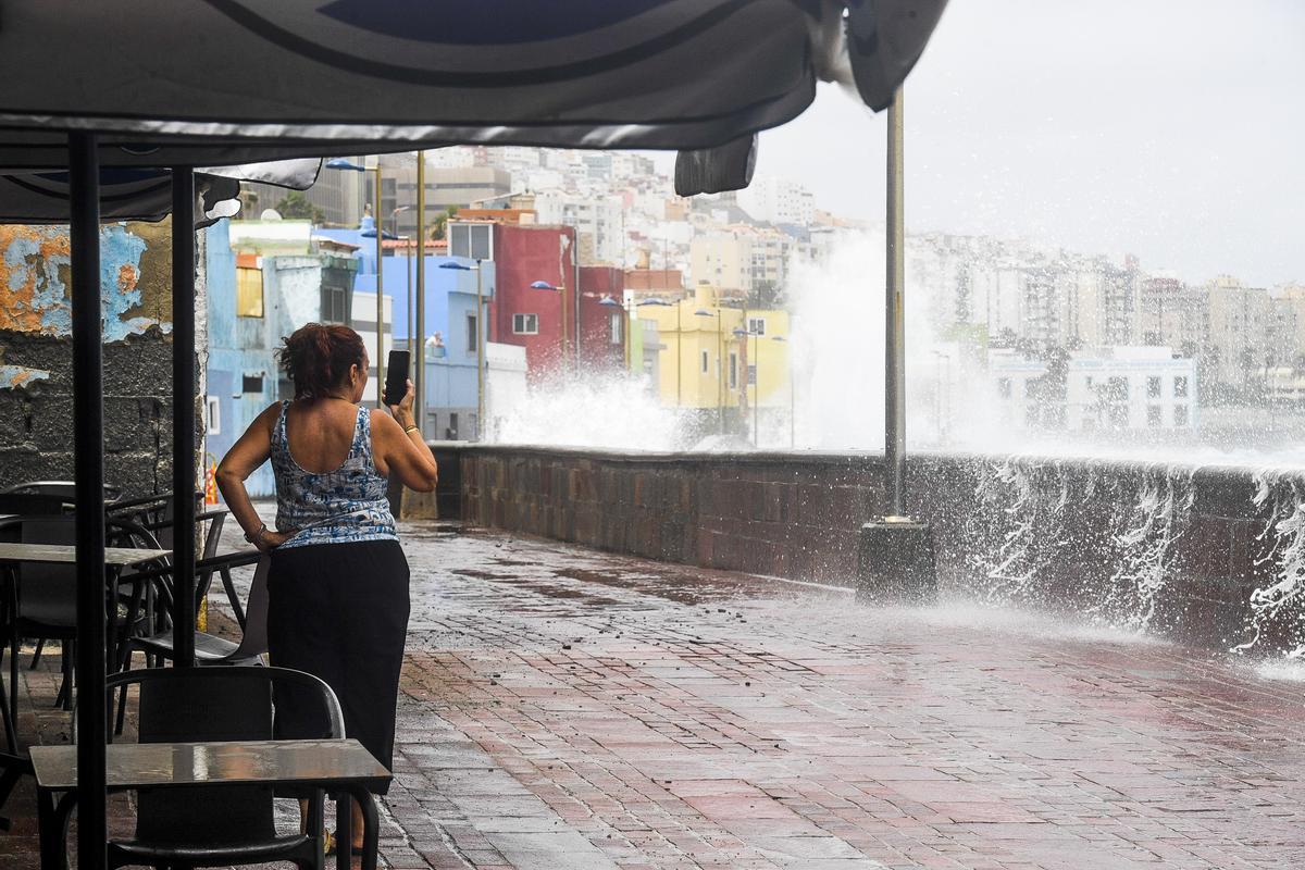 Oleaje fuerte en el paseo del barrio de San Cristóbal en Las Palmas de Gran Canaria. Oleaje fuerte en el paseo del barrio de San Cristóbal en Las Palmas de Gran Canaria.