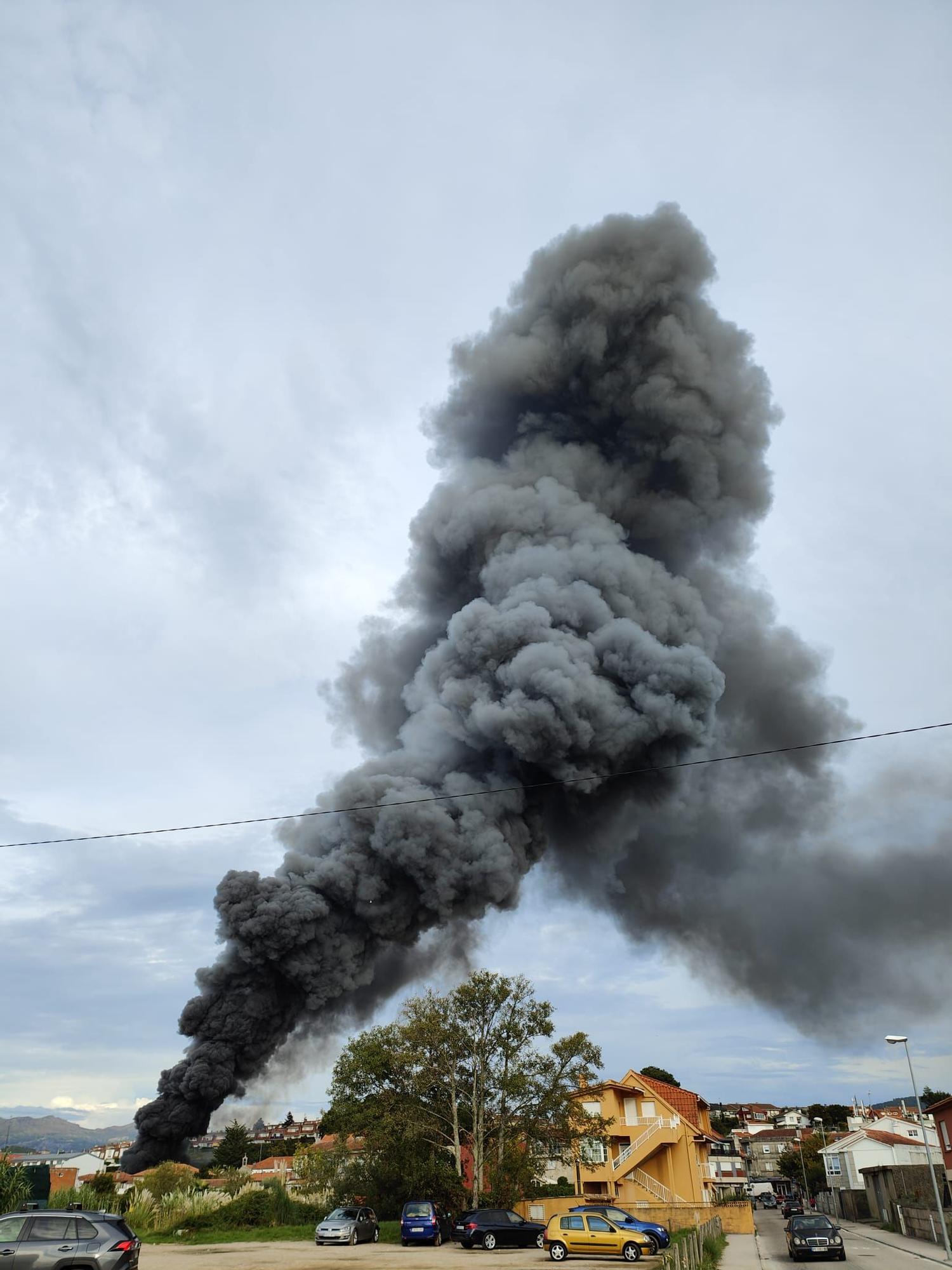 Las imágenes del incendio de 'Viveiros de Sabarís' en Baiona
