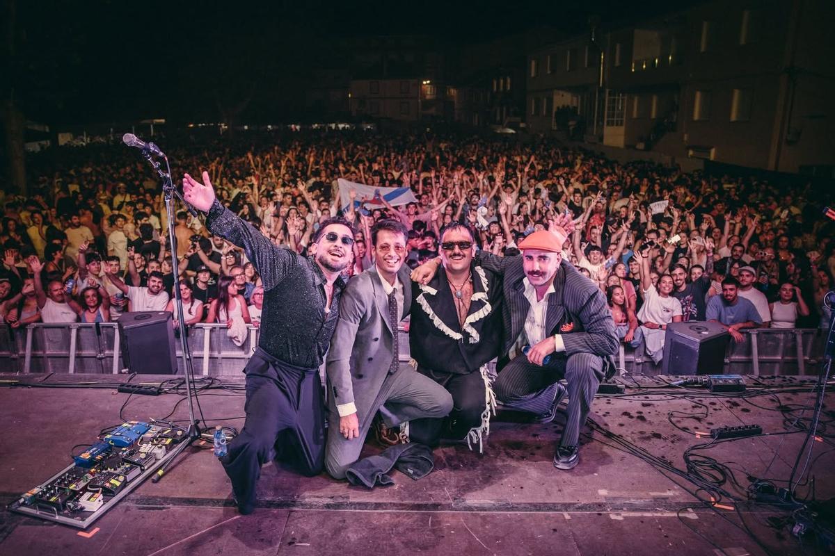 El grupo The Rapants, tras finalizar el concierto del sábado en el Festival das Carrilanas.