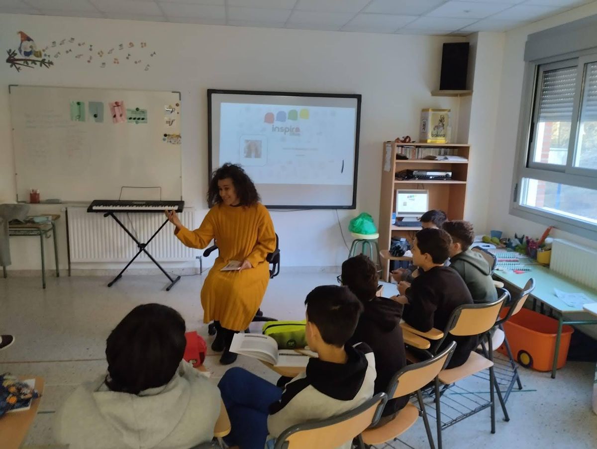 Antía dando una charla sobre las carreras STEM en un colegio