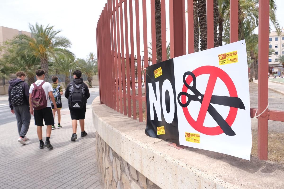 Una pancarta contra los recortes educativos en un centro al que sí que han asistido alumnos en Elche
