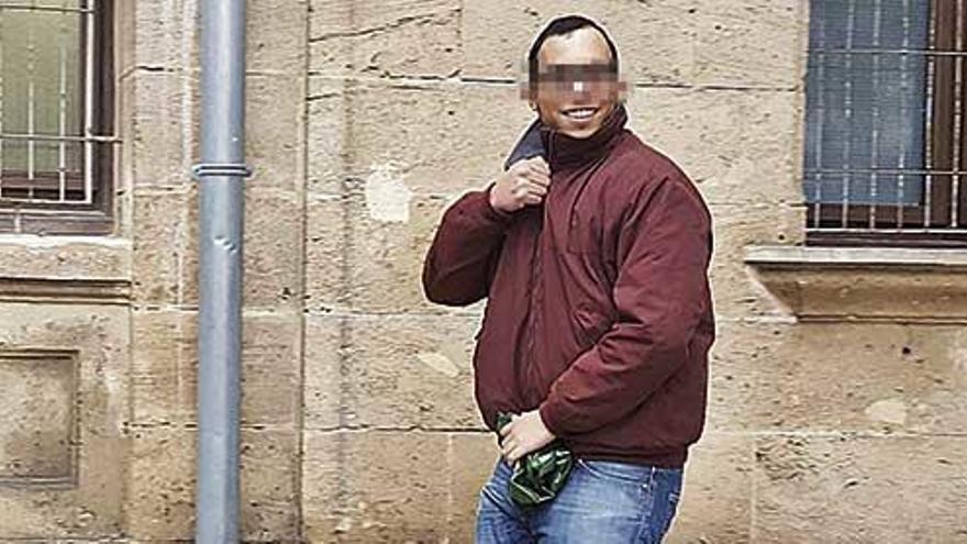 El joven detenido por acoso, revelaciÃ³n de secretos y por quebrantar una orden judicial, ayer, al salir de los juzgados.