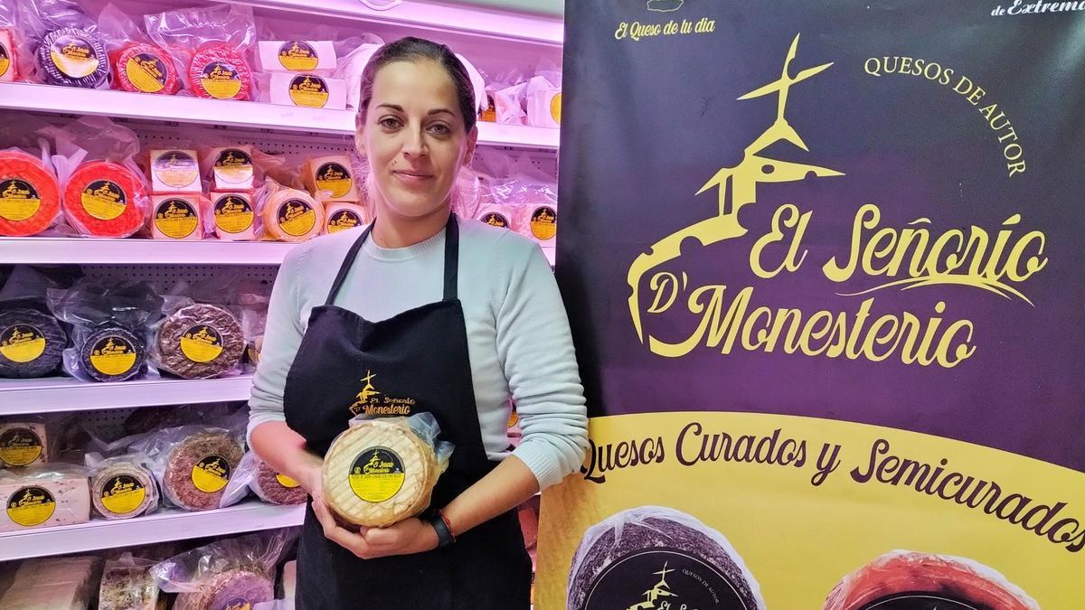 Inma Villalba muestra el queso merecedor de la medalla de bronce