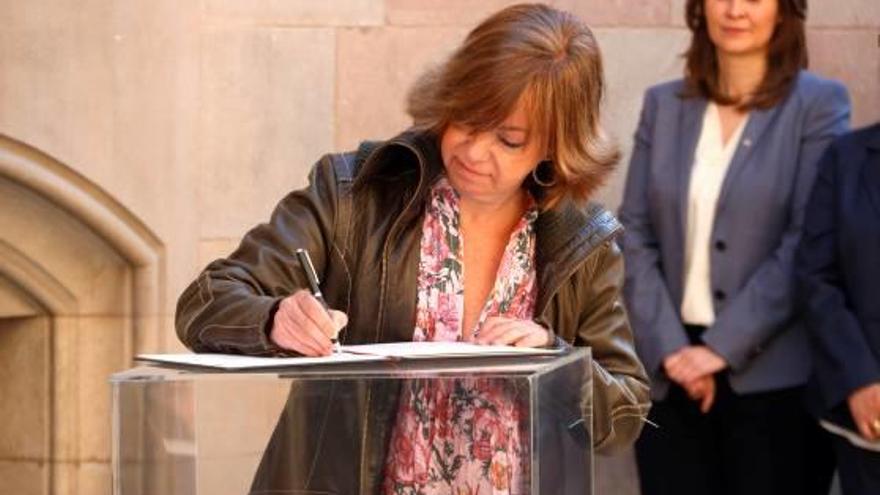 La consellera de Governació, Meritxell Borràs, signa el compromís pel referèndum.