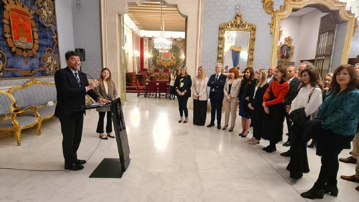 La recepción oficial del jurado en el Salón Azul del Ayuntamiento de Alicante.