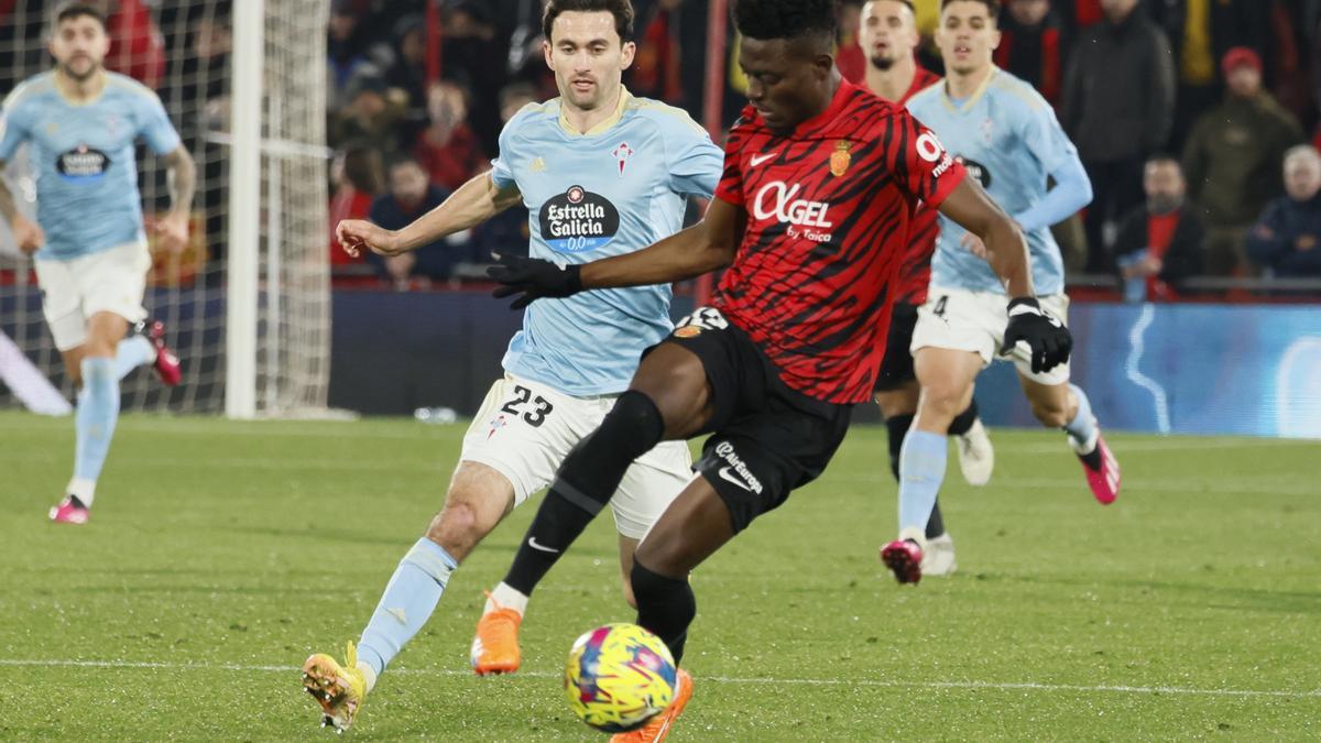 Baba, que vuelve tras sanción, protege el balón en el partido de la primera vuelta ante el Celta.