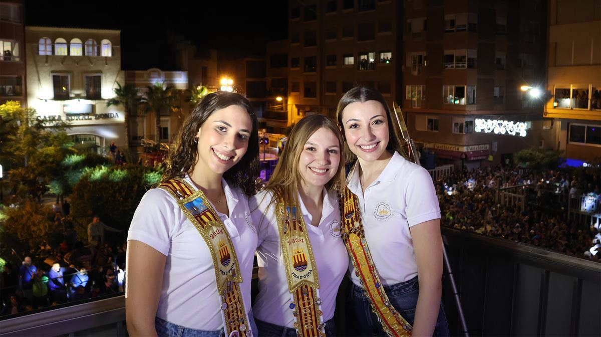La corte de honor, en el balcón del ayuntamiento.
