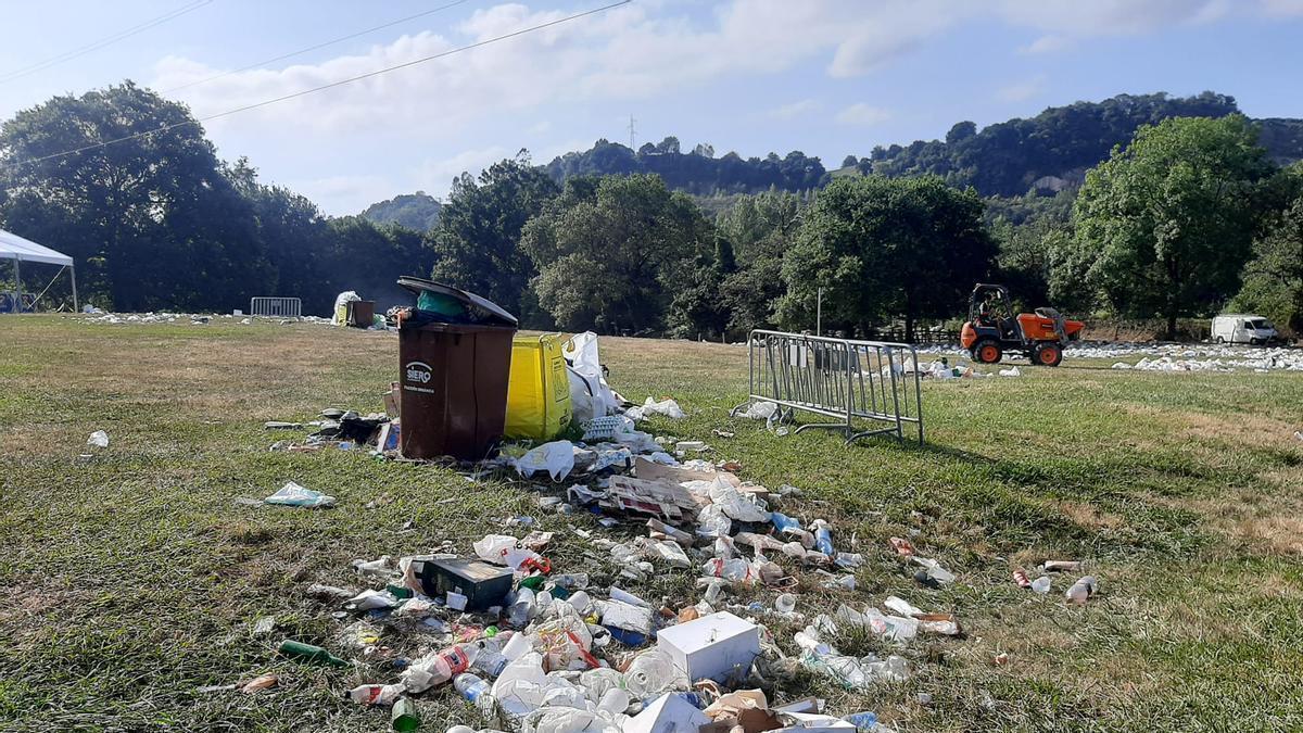 Labores de limpieza en los praos de la Sobatiella en Pola de Siero.