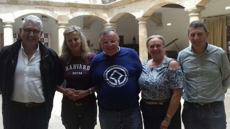 Por la izquierda, el presidente de la Asociación del Camino de Santiago de Tineo, Laureano García; la escritora Isabel San Sebastián; el dueño del palacio de Merás, Benjamín Alba; Esther Peláez, vocal del colectivo tinetense, y el alcalde de Tineo, José Ramón Feito.