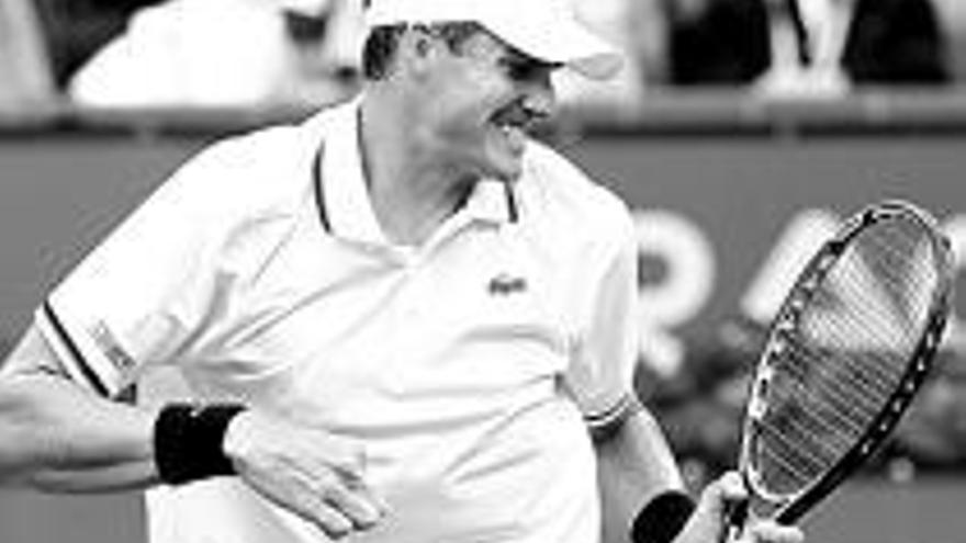 Isner celebra su victoria ante Djokovic. | efe
