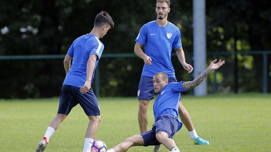 Sandro intenta arrebatarle el cuero a Juanpi en un entrenamientos en la sede de Vaals.