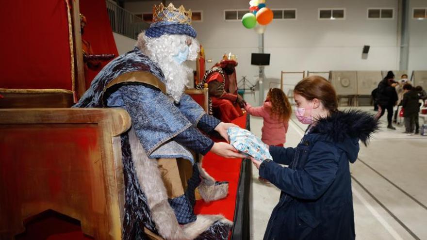 El rey Melchor entrega un regalo.   