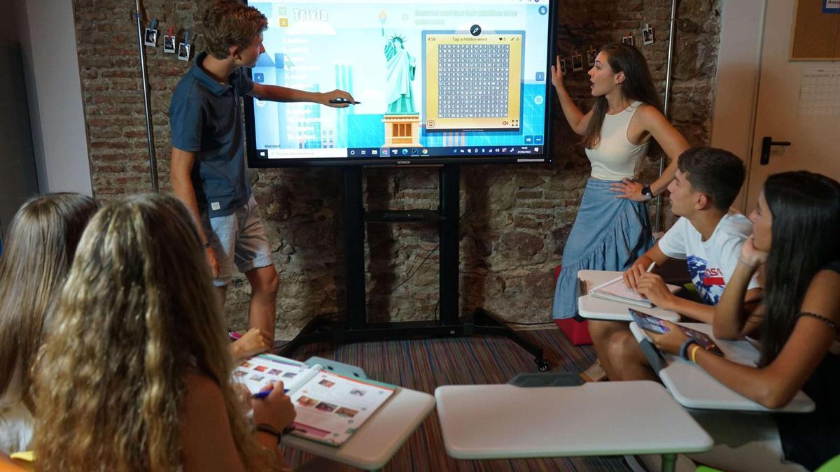 Ana Cintas, de Trébol, en la sede de la empresa, en Málaga, junto a un grupo de estudiantes haciendo pruebas de una herramienta de aprendizaje, con ejemplos a encontrar en Nueva York.