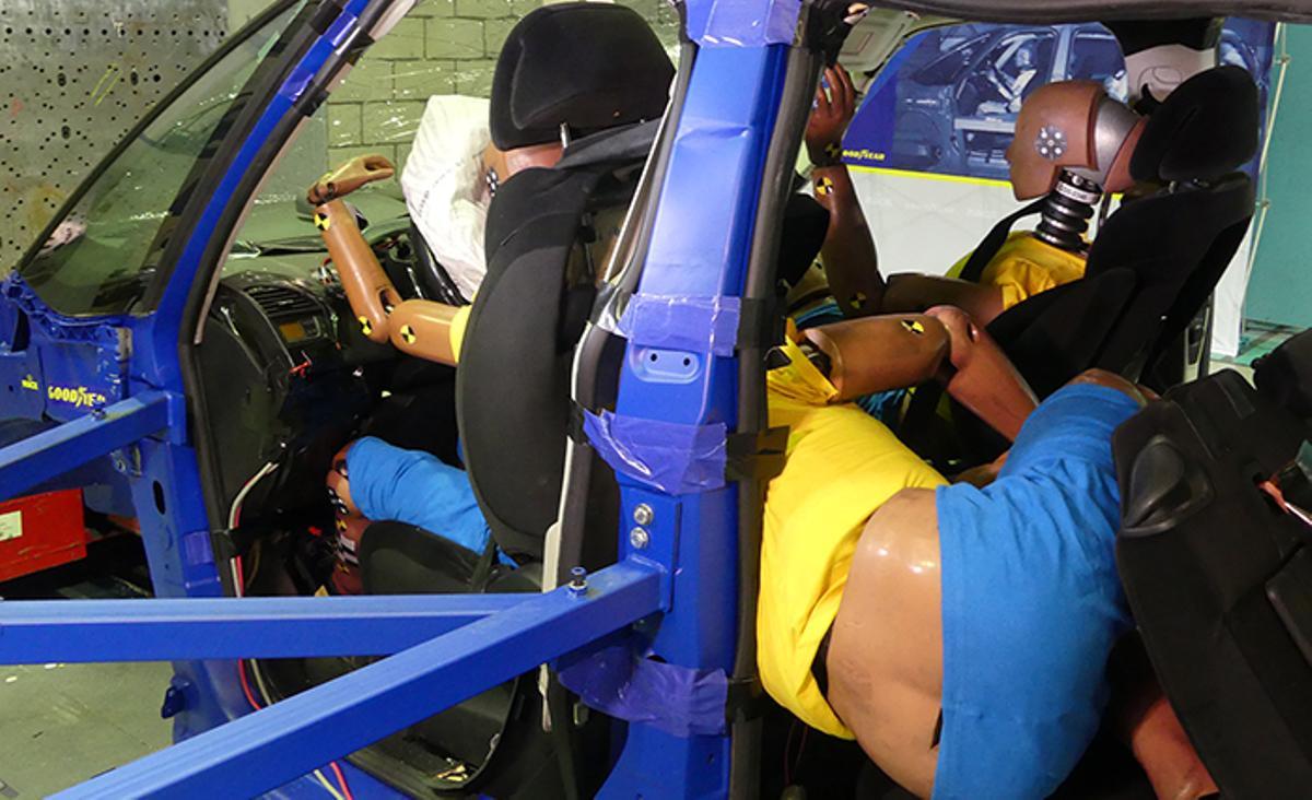 Simulación de un accidente para evaluar la seguridad de los ocupantes.