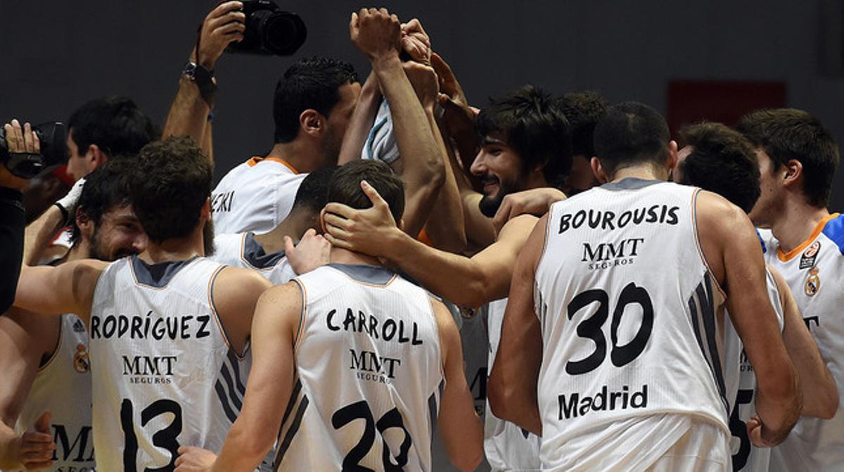 Els jugadors del Madrid celebren la seva classificació.