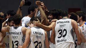 Los jugadores del Madrid celebran su clasificación.