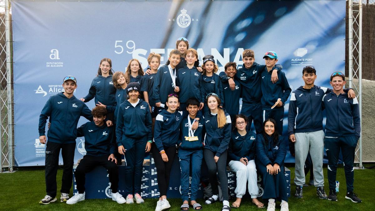 Nicolás Navarro posa junto a los compañeros del RCRA.