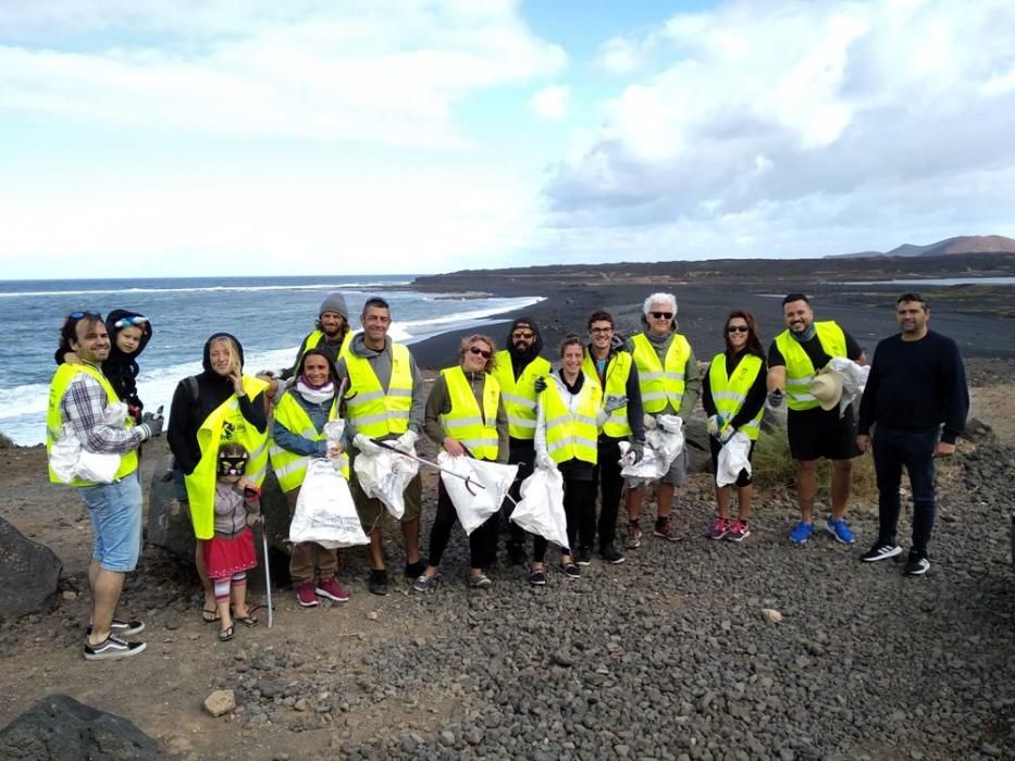 Voluntarios del proyecto Wings Of The Ocean se unen a la limpieza de playa Janubio