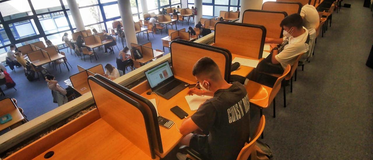 Alumnos estudiando en la biblioteca de la UJI