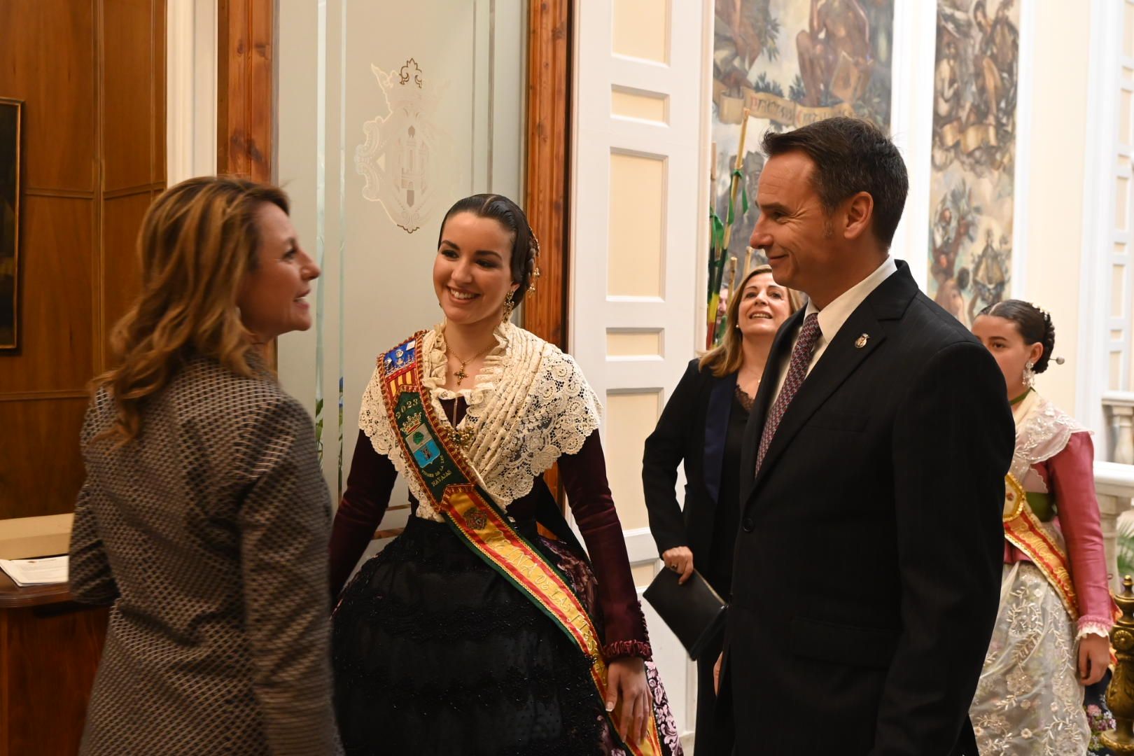 Galería de imágenes: Recepción de las reinas de los pueblos en el Ayuntamiento de Castelló