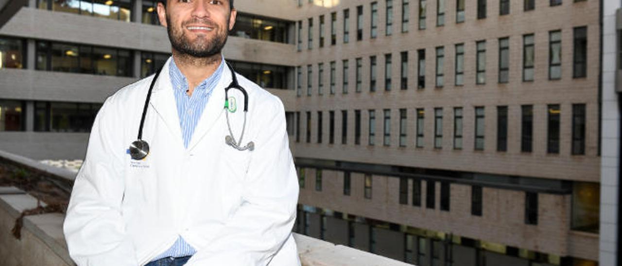 El doctor Fernando Cabrera, en el Hospital Universitario de Gran Canaria Doctor Negrín.