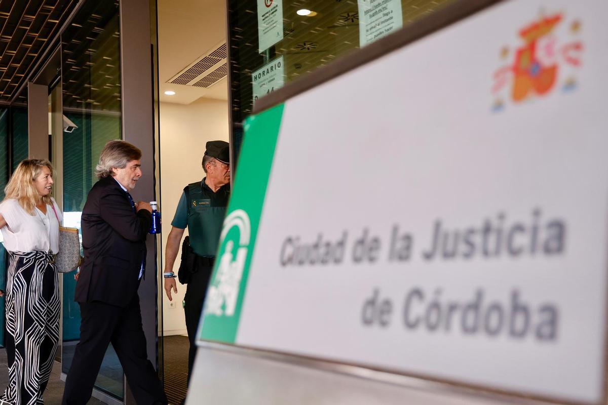 Carlos González, en su llegada a la Ciudad de la Justicia, este viernes.