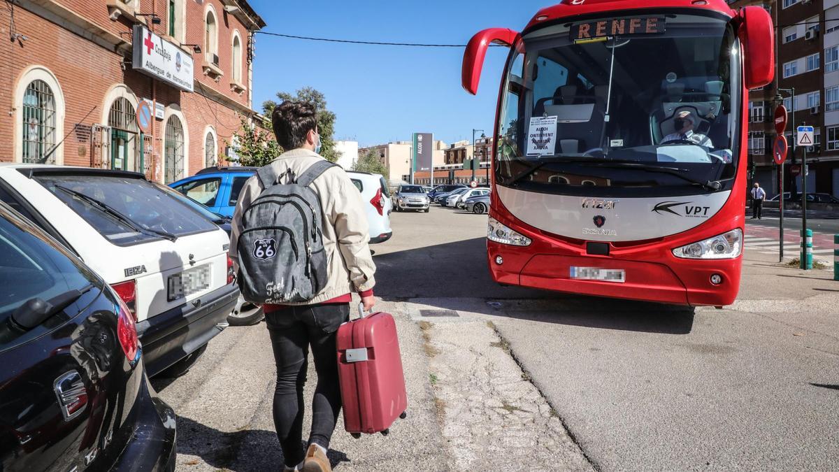 Renfe ha habilitado un servicio alternativo de autobús que empezó a funcionar ayer y cuyos itinerarios y precios están en la web.