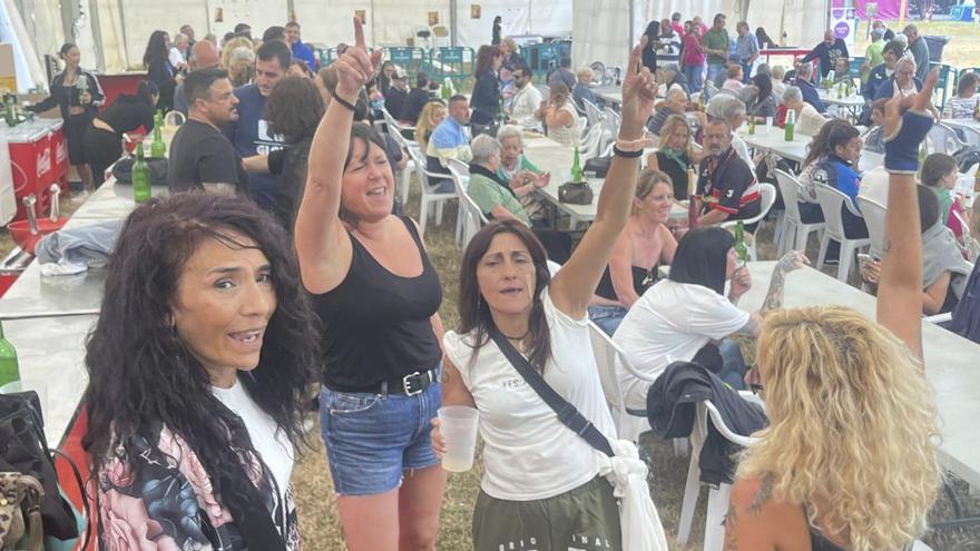 Folclore, comidas y espuma para vivir San Pedro por todo lo alto en Gijón