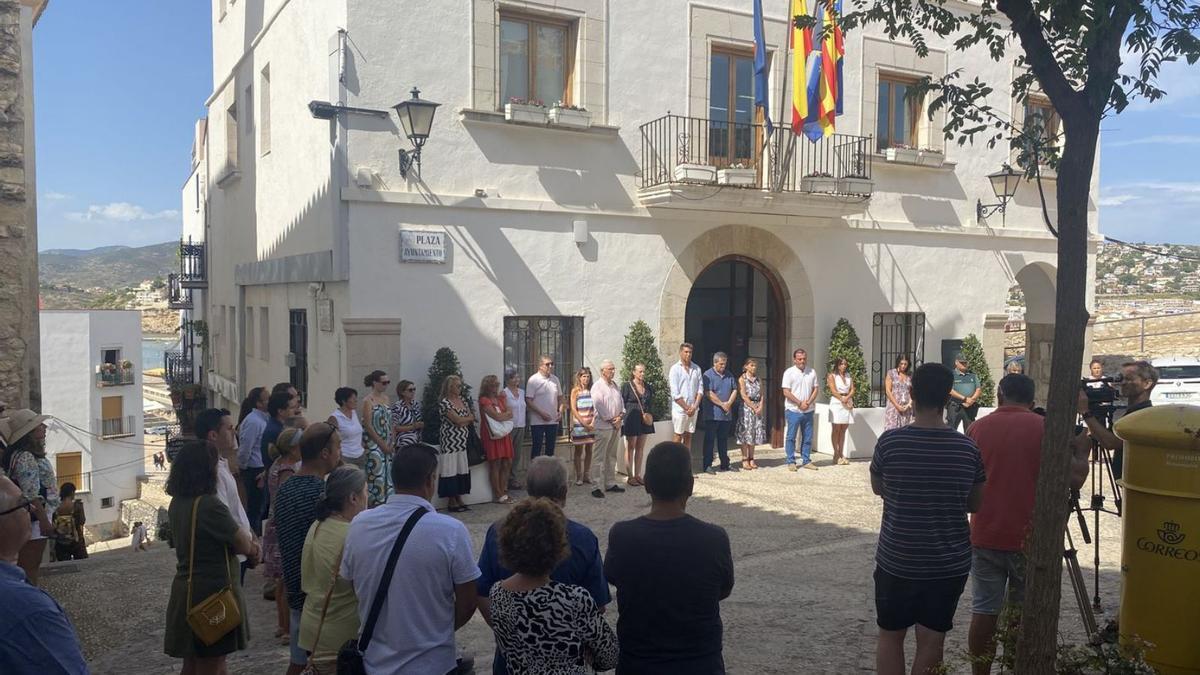 Vecinos, afectados y autoridades se reunieron para recordar a las víctimas del derrumbe.  | A. BOIX