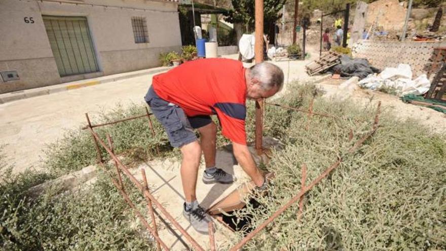 Hasta doce viviendas del barrio San Antón siguen sin tener alcantarillado y vierten a pozos ciegos.